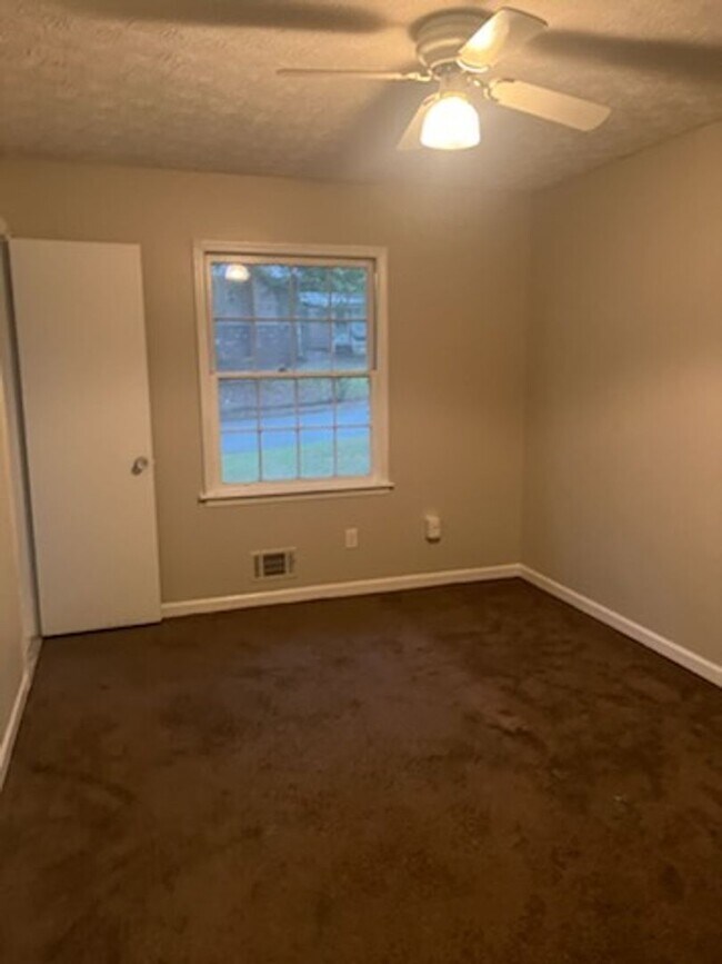 Building Photo - Tons of space and room to entertain!!