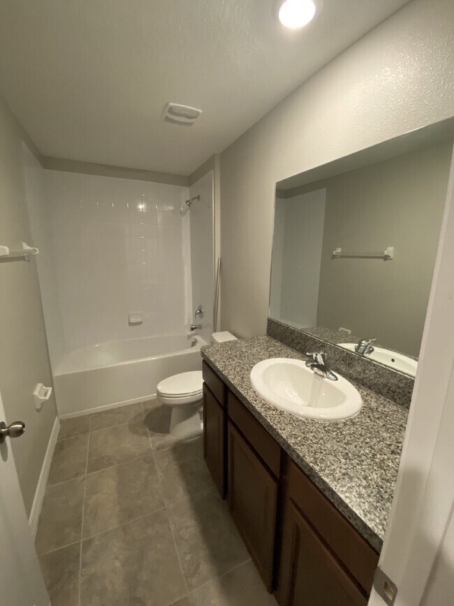 Building Photo - "Spacious 4-Bed, 2-Bath Gem with 1936 Sq Ft of Comfort in Riverview, FL!"