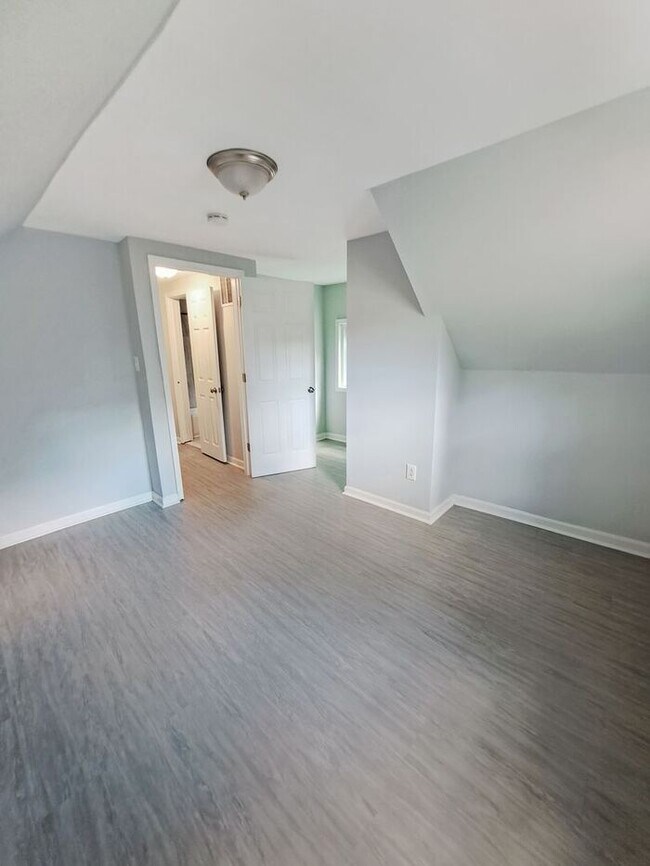 Building Photo - Mid-Century Modern SFH 3-Level, All Utilit...