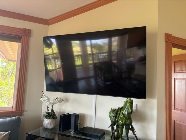 Building Photo - Stunning Launiupoko 2BR Rental – Ocean Vie...