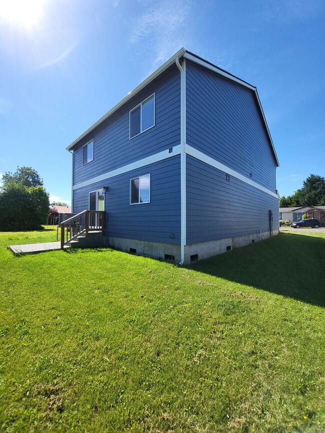 Building Photo - New 3 Bedroom 2.5 Bathroom in Toledo avail...