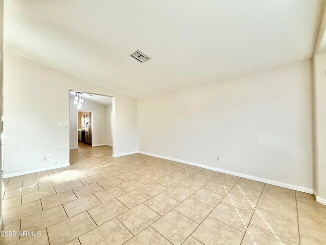 Building Photo - 2718 E Bighorn Ave