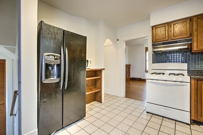 Building Photo - 1327 S 13th St