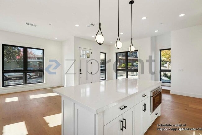 Building Photo - 1028 Brown Ave