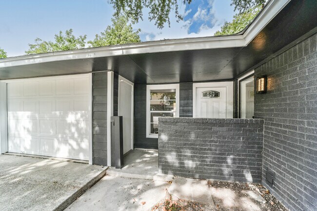 Building Photo - 318 E Mitchell Rd