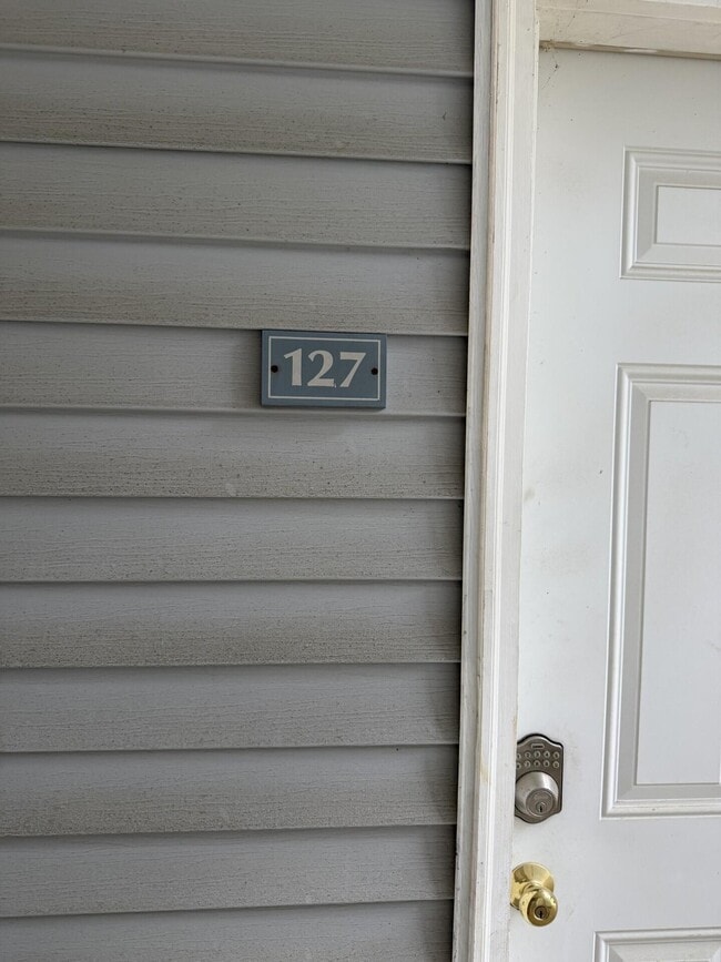 Building Photo - 261 Simpson Ave