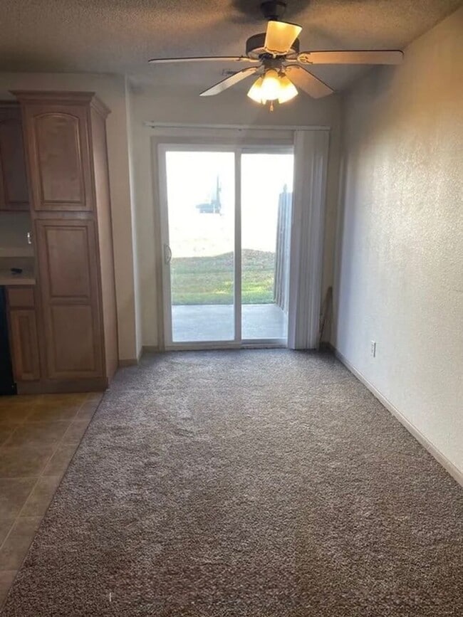Building Photo - Beautiful 2 Bedroom 2.5 Bathroom Townhome!