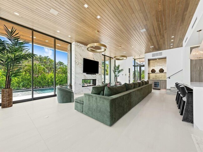 Building Photo - 2657 NE 34th St