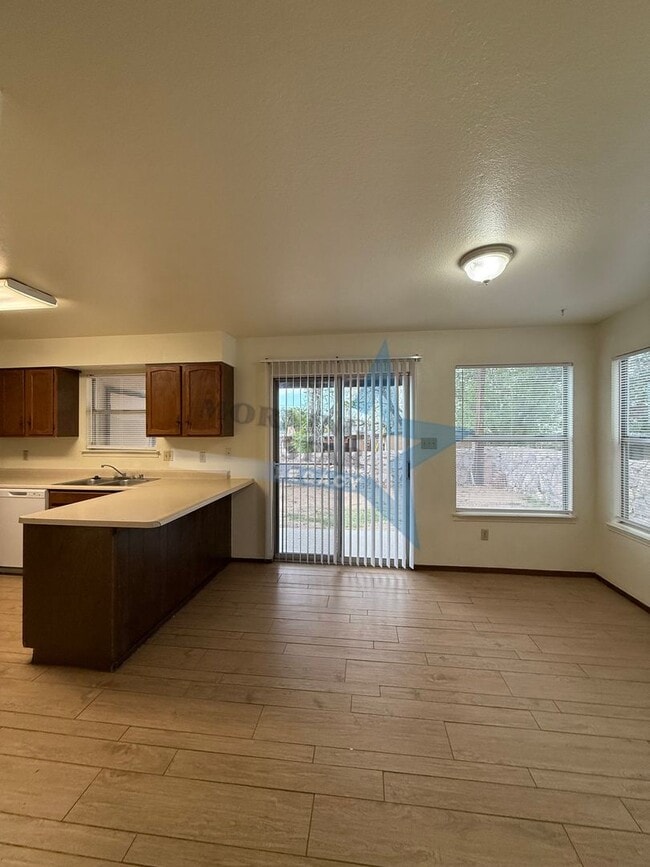 Building Photo - 2 bed townhouse w/garage and enclosed yard!