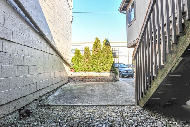 Building Photo - 121 N Wasson St