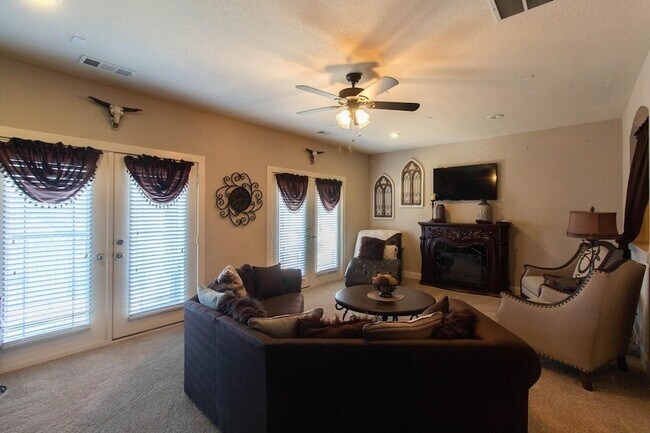 Building Photo - 1605 Brook Glen Dr