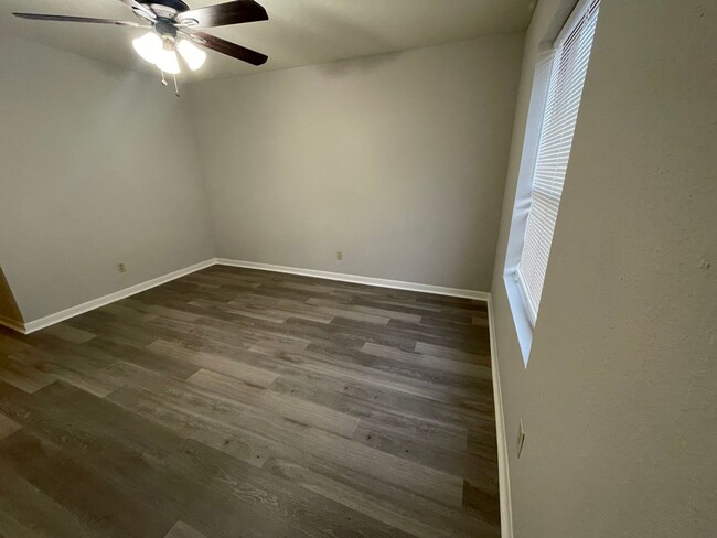 Building Photo - AUGUST MOVE IN - 2 Bedroom 2 Bathroom on t...