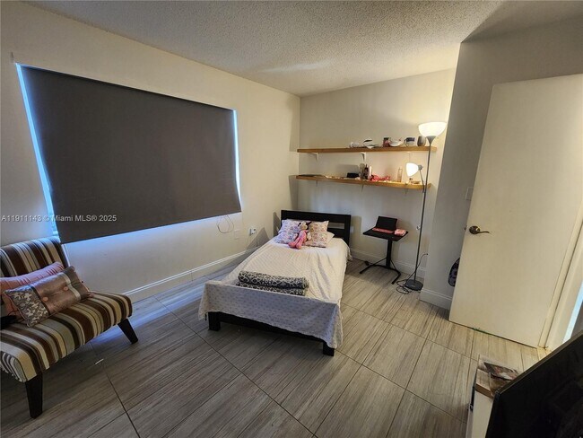 Building Photo - 3944 NE 167th St