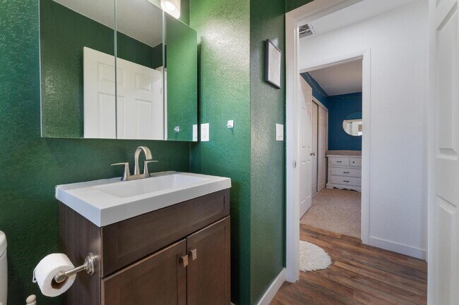 Building Photo - 2 Bedroom 1 bath Single Story Home on Large Lot with Solar and Water Purification