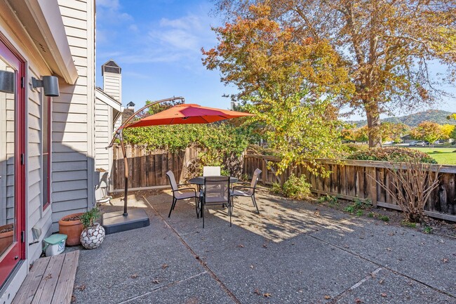Building Photo - Gorgeous Furnished 2-Bed, 2-Bath Townhouse...