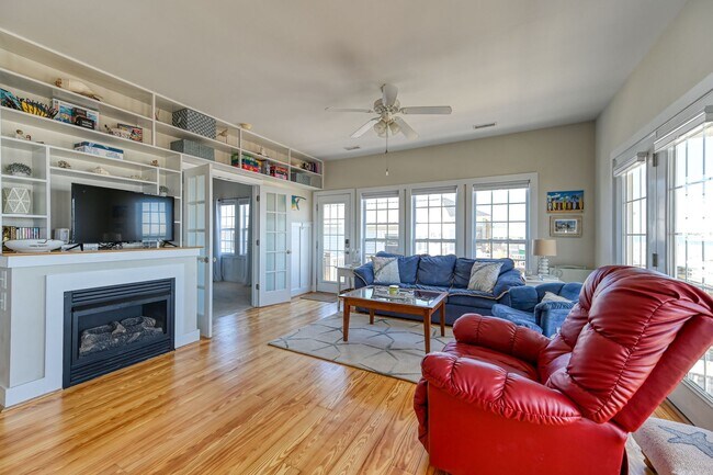 Building Photo - OFF-SEASON FURNISHED RENTAL AVAILABLE JAN and FEB '26