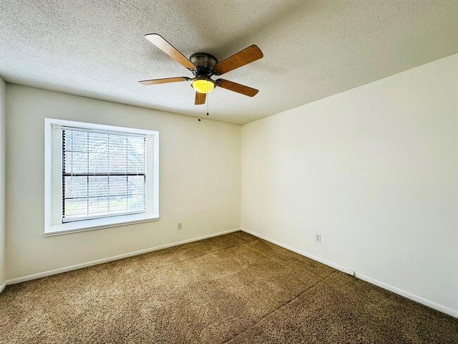 Building Photo - 306 Applewood Dr