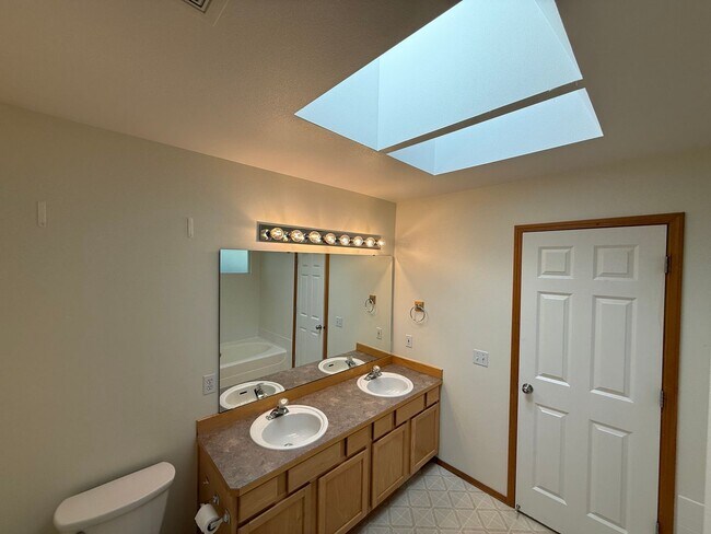 Building Photo - 4 Bed 2 Bath Home in Waterbury Meadows