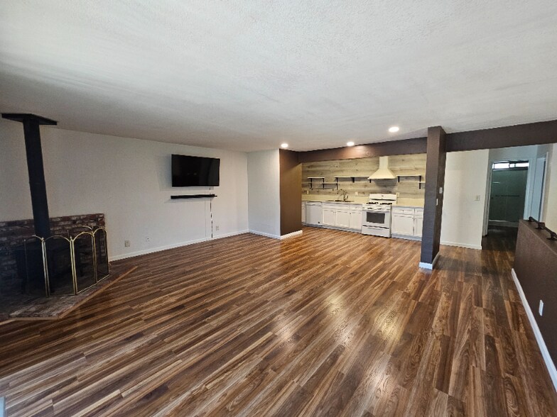 Building Photo - 2321 Birchwood Way