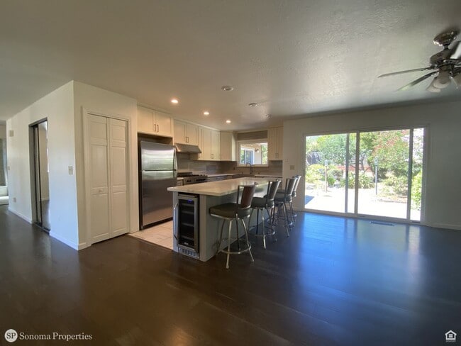 Building Photo - 3bd/2ba Single-Level Home - Close to Downt...