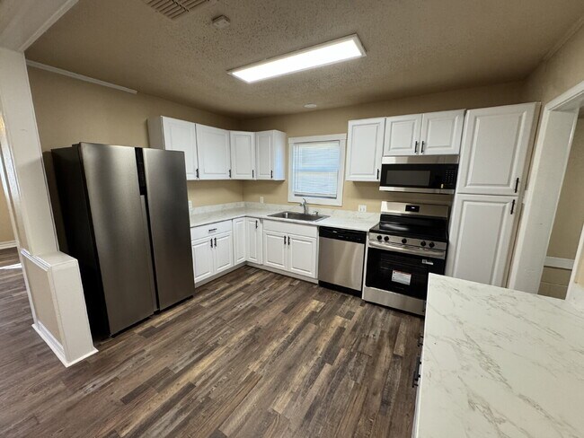 Building Photo - House Located Minutes Away From Texas Tech University!