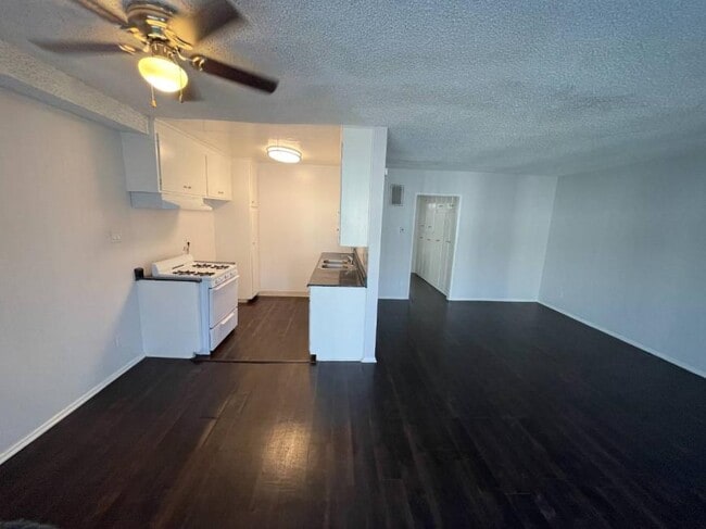 Building Photo - 1.0 bedroom in Canoga Park California 91304