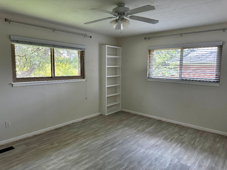 Building Photo - 8919 Whippoorwill Dr