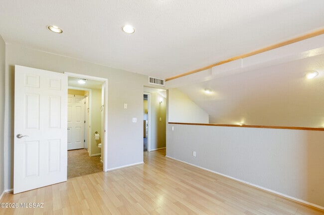 Building Photo - 5051 N Sabino Canyon Rd