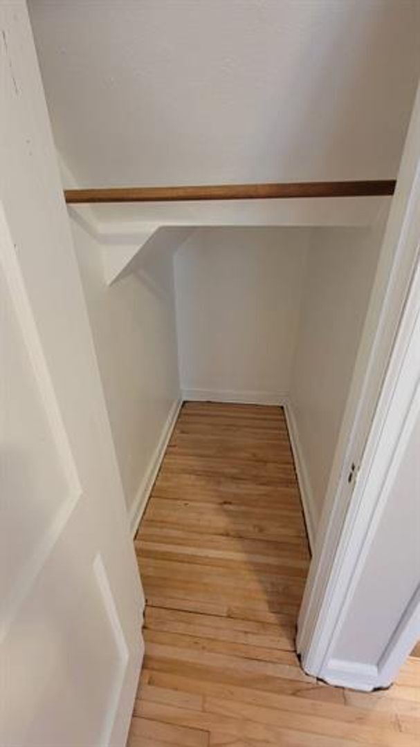 Building Photo - **Charming 1-Bedroom Plus Den Home with Modern Comforts**