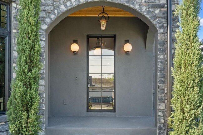 Building Photo - 807 W Park Ave