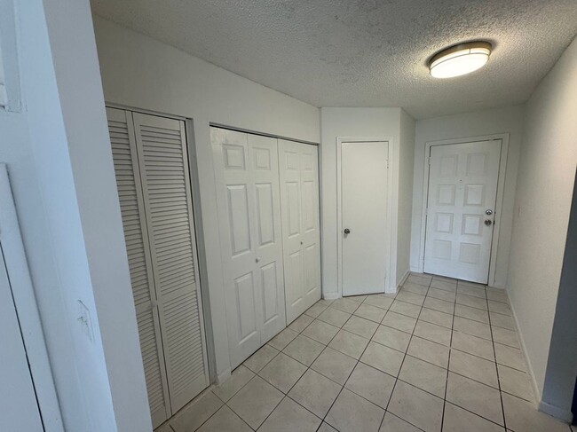 Building Photo - 3733 Carambola Cir N