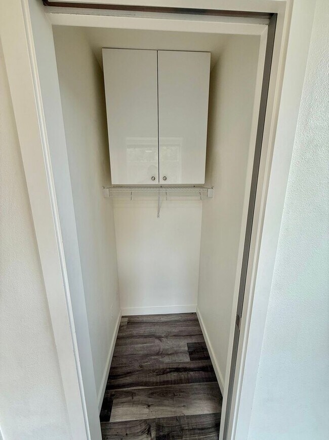 Building Photo - Spacious 8-Bedroom in Ravenna – Centrally Located Near UW and U Village