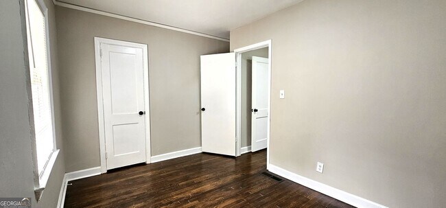 Building Photo - 1752 Parkhill Dr