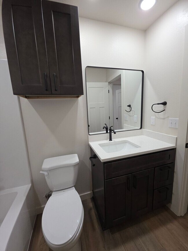 Building Photo - 703 W 12th St