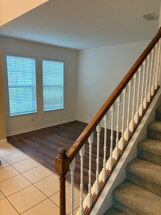 Building Photo - IMMEDIATE OCCUPANCY !!! LARGE// 5 Bedroom ...