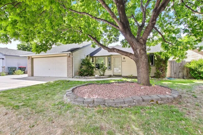 Building Photo - 925 N Stonehenge Way