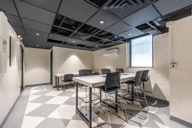 Building Photo - 1140 N La Salle Dr