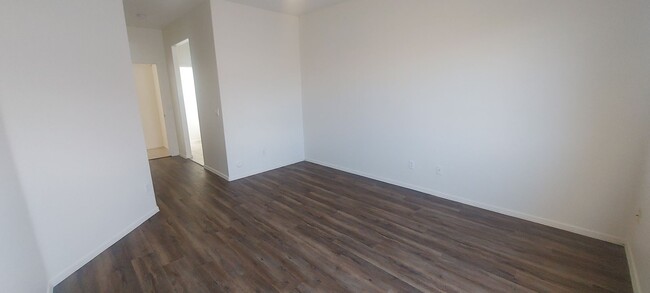 Building Photo - BEAUTIFUL 3BED with DEN 2BATH FLOORPLAN LO...