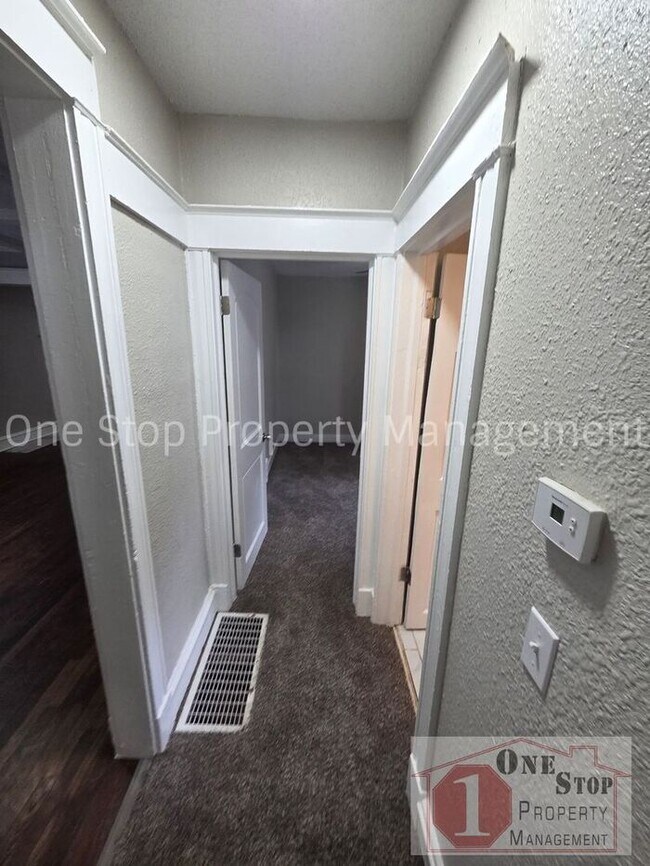 Building Photo - Beautiful 5 Bedroom 2 Bathroom in Kansas City!