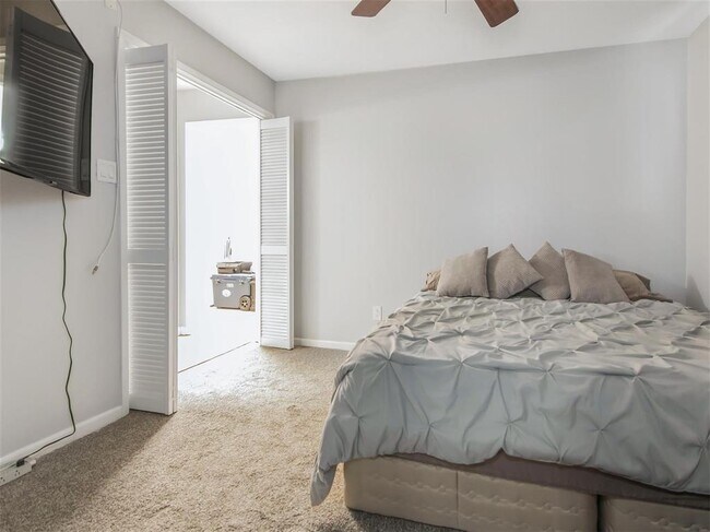 Building Photo - 19 Hideaway Dr