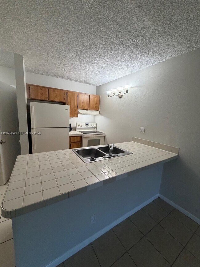 Building Photo - 2771 Riverside Dr