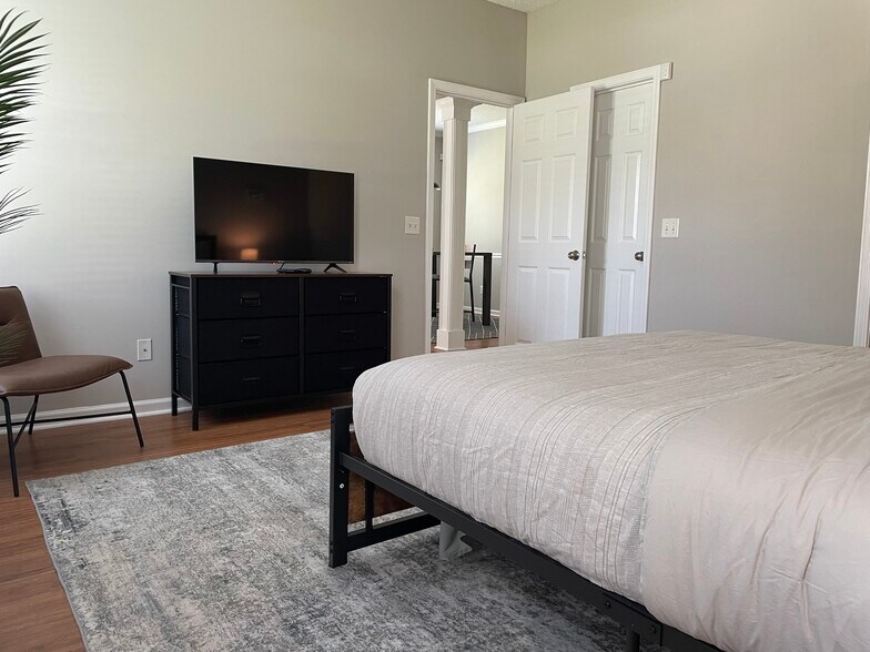 Master Bedroom - 305 Morgan Pines Dr