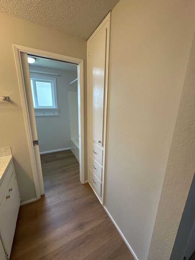 Building Photo - Peaceful Albany Home with Private Yard