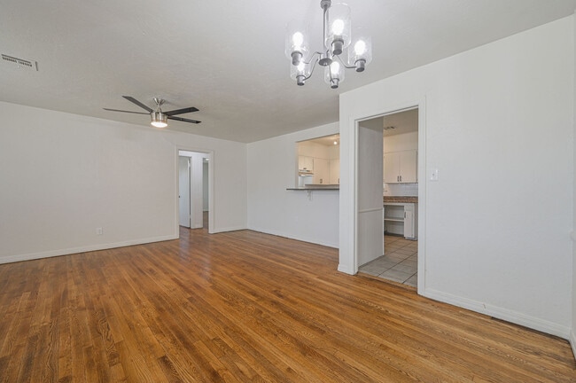 Building Photo - 1349 Kinkaid Dr