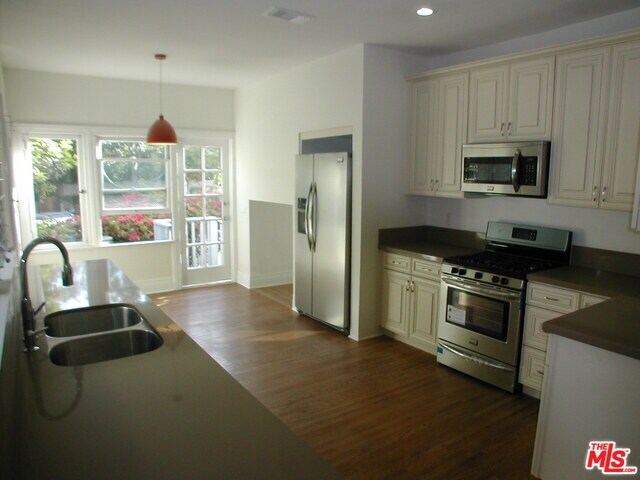 Building Photo - 857 S Sycamore Ave