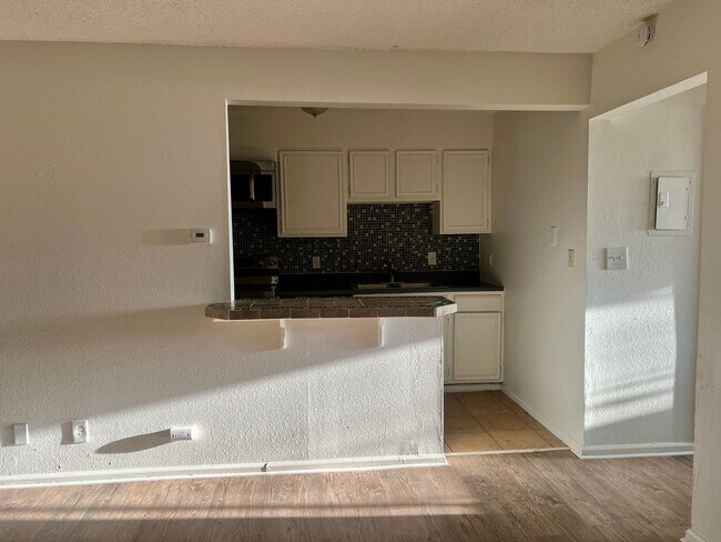 Building Photo - 1 bed Condo Available in SouthWest Denver! Top Floor!