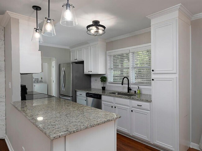 Building Photo - 3249 Howell Dr