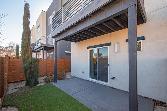 Building Photo - Downtown Executive Furnished Townhouse