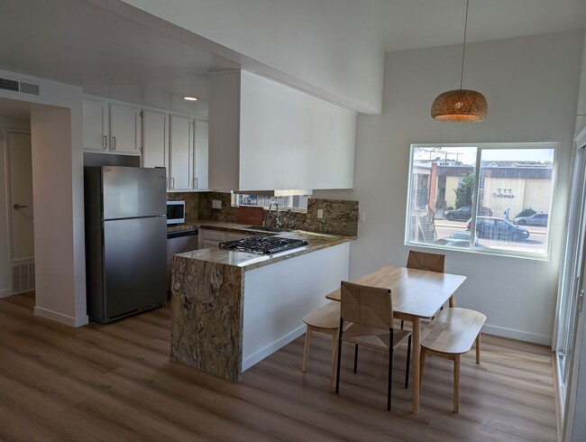 Building Photo - NEW Remodeled and furnished, 4 bed 3 bath ...