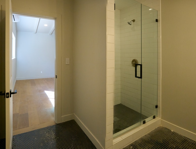 Master Shower - 31660 Pitsch Canyon Rd